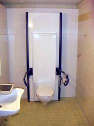 Toilette mit anpassbarer Hhe und Neigung des Sitzes