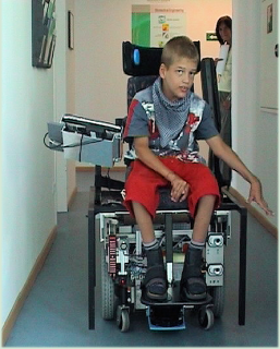 Junger Benutzer beim Test des automatischen Modus